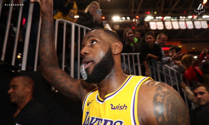 IMdianjing sports包含托特纳姆训练开放日，今晨调整名单引欢呼，欧篮联在即，赛程密集仍需轮换的词条